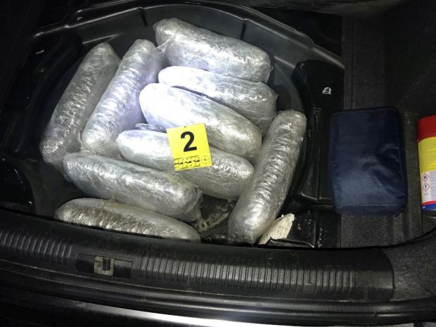 ГЕПЕК ПУН НАРКОТИКА: Новосадска полиција запленила 12 килограма марихуане